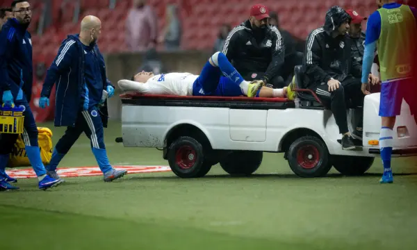 Gabriel Pec agradece apoio após fratura e tranquiliza torcida do Cruzeiro: “Estou bem”