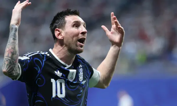 Mesmo empatado em gols, Messi passa Mbappé em corrida pela chuteira de ouro da Copa; entenda
