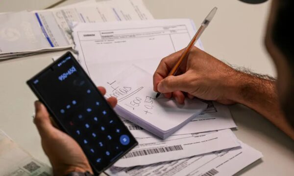 Manhã no mercado: Juros nos EUA, petróleo em alta e eleições no Brasil concentram atenções