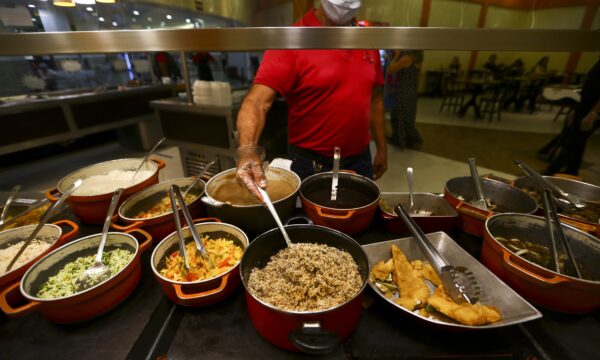 Taxa do vale-refeição sobe mesmo após teto definido pelo governo, aponta pesquisa