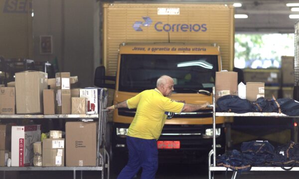 Lula diz que vai tirar Correios da crise e que não irá vender estatal