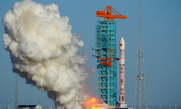 Foguete dá ré? China consegue feito inédito ao fazer propulsor voltar e pousar em terra firme; VÍDEO
