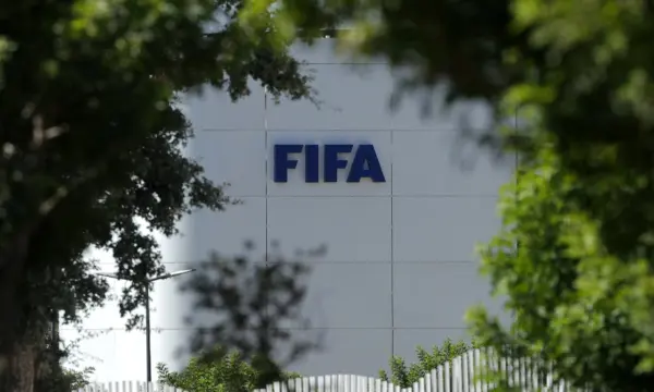 Luís Figo pede renúncia de Infantino, a quem chama de ‘desonesto’