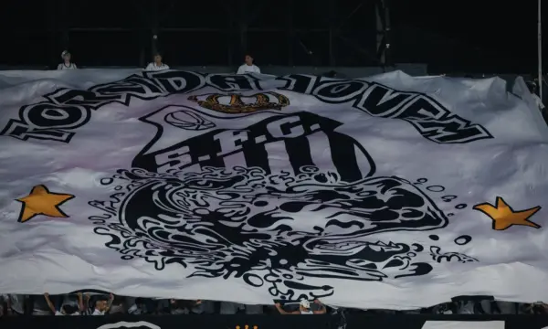 Organizada do Santos protesta em frente ao vestiário e critica Teixeira