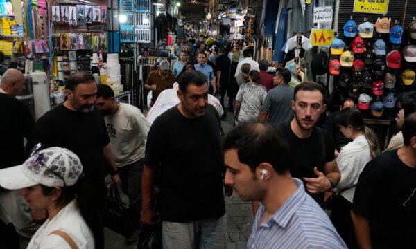 Famílias iranianas lutam para comprar o básico enquanto EUA intensificam guerra econômica