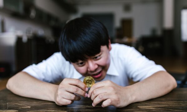 Alta do Bitcoin faz sentimento dos investidores saltar para “ganância extrema” pela primeira vez desde 2024