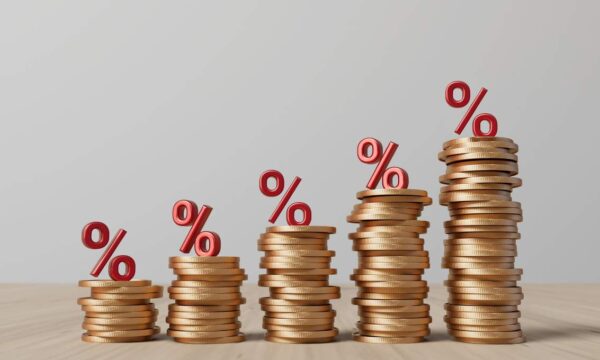 Taxas de juros curtas caem após Caged, mas longas avançam com Fed e fiscal