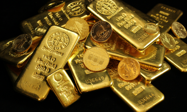 Ouro fecha em alta, com perspectivas para Fed mais brando e de olho em Ormuz