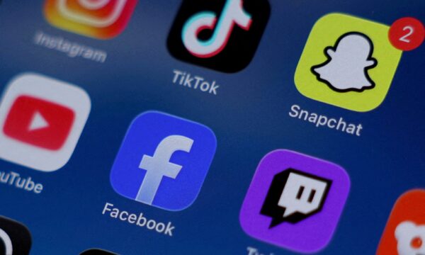 Califórnia exige protocolo de crise para IAs e proíbe recursos viciantes para menores em redes sociais