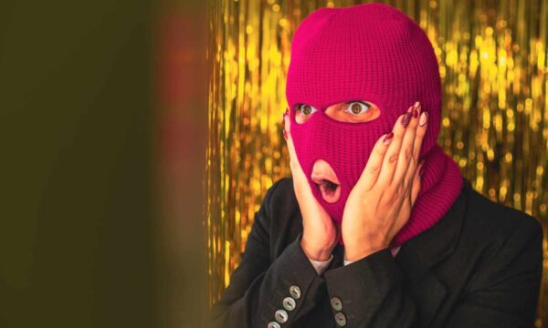 Mulher é condenada a prisão por não declarar imposto de ganhos com criptomoedas obtidas por meio de roubo