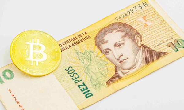 Após Brasil, Argentina vai revelar dados de investidores de criptomoedas para receitas federais de todo o mundo