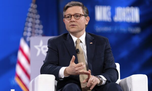 Reunião de Trump com empresas de IA focará equilíbrio entre inovação e supervisão, diz Mike Johnson