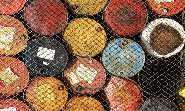 Manhã no mercado: Petróleo se mantém em queda, enquanto investidores avaliam cenário eleitoral no Brasil