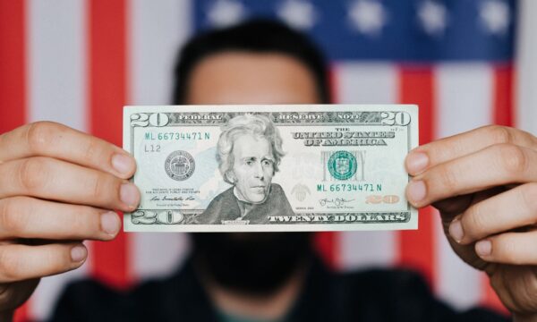 EUA criam 162 mil empregos, quase 3 vezes o esperado, apostas em alta de juros aumentam e Bitcoin cai 2%