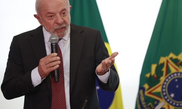 Sob pressão, Lula começa a calibrar o discurso e aceita mudar estratégia da campanha