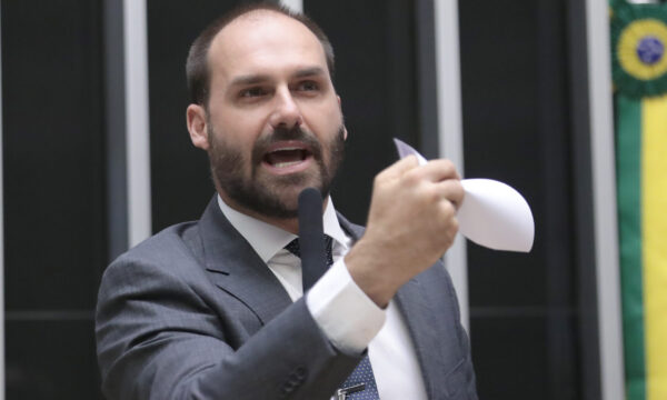 Ministério da Justiça demite Eduardo Bolsonaro por abandono de cargo na Polícia Federal