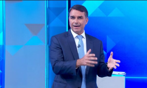 Flávio segue sugestão de Nikolas e encerra debate na Globo pedindo que população 'reze um pai-nosso'