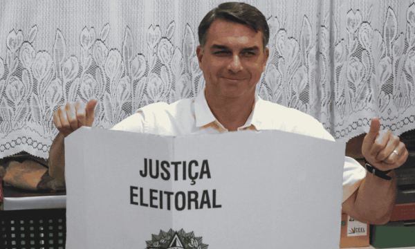 Flávio Bolsonaro vota no Rio e reitera expectativa de vitória em 1ºturno