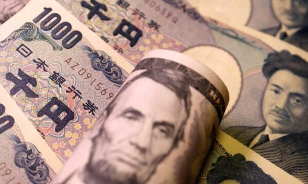 Premiê do Japão promete fortalecer iene por meio de aumento da competitividade econômica