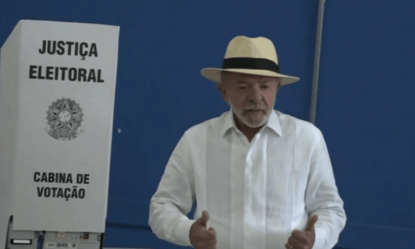 Lula prevê vitória e pede participação dos 70+ na eleição ao votar em São Bernardo