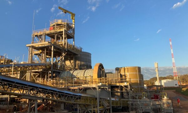 Aura Minerals compra frota terceirizada por R$ 612 milhões para internalizar operações minas no Brasil